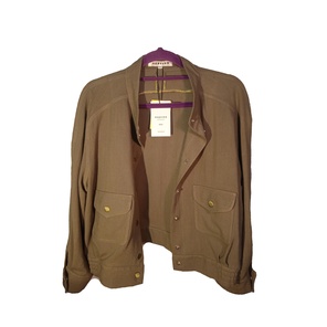 Блузка бомбер оливкового цвета.