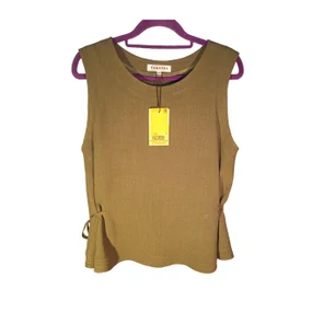 Блузка с завязками по бокам оливкового цвета.