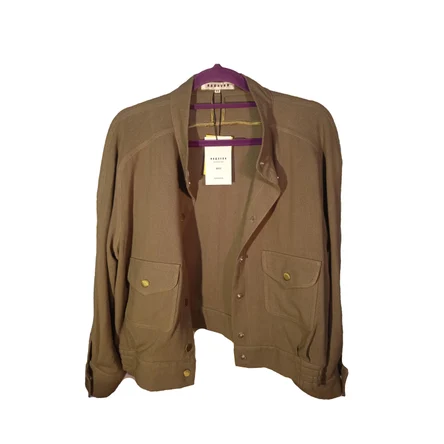 Блузка бомбер оливкового цвета.